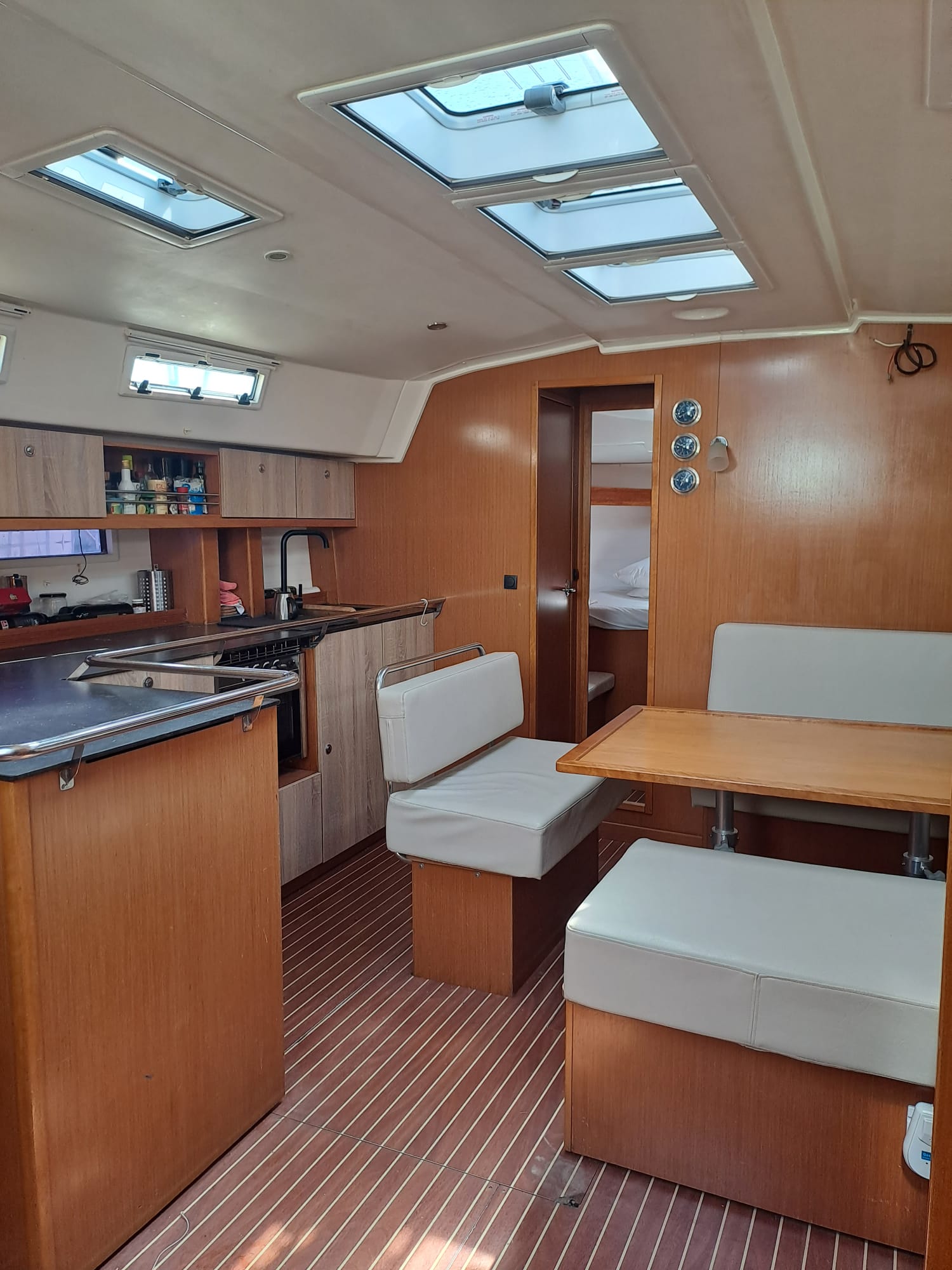 CHAMÁN – Bavaria 45 Cruiser (2010) interior 1